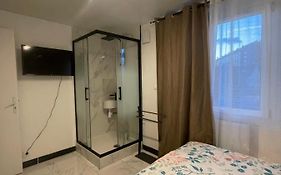 Calaisis room bed