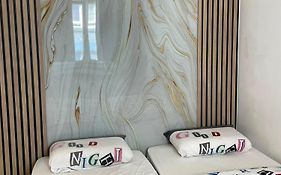 Calaisis room bed